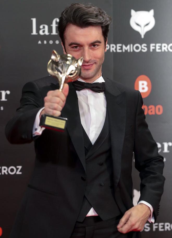 Javier Rey con su Premio Feroz por Fariña