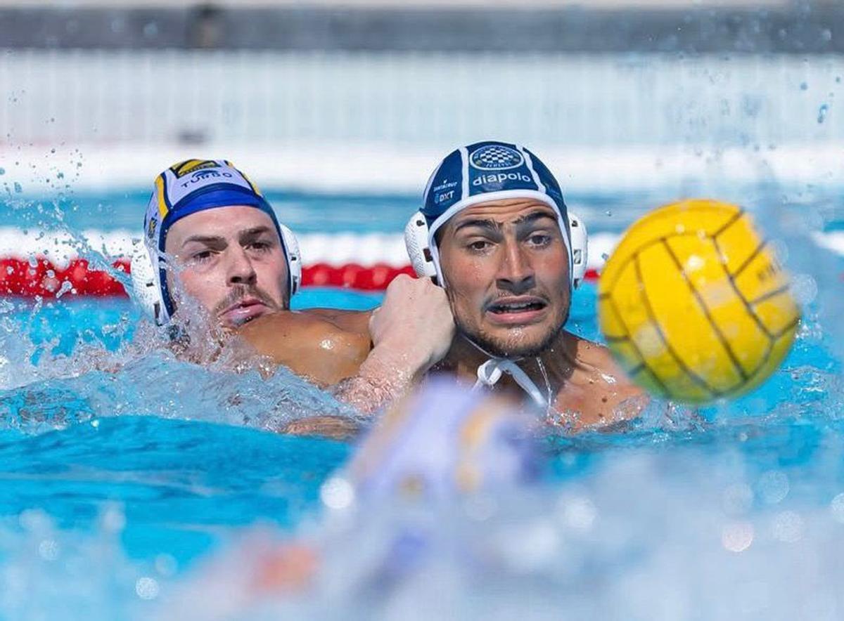 Samu García, autor de dos goles, espera la pelota en la boya. | WPSHOTS