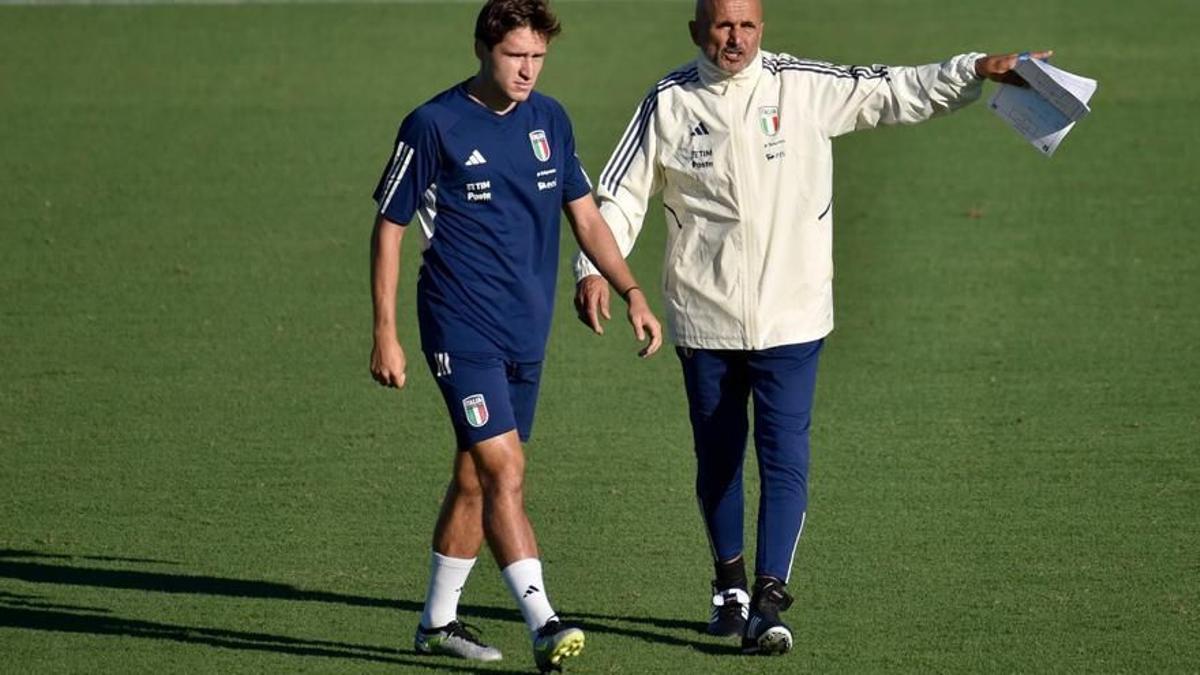 Luciano Spalletti, seleccionador italiano, junto a Federico Chiesa, delantero de la Juventus.