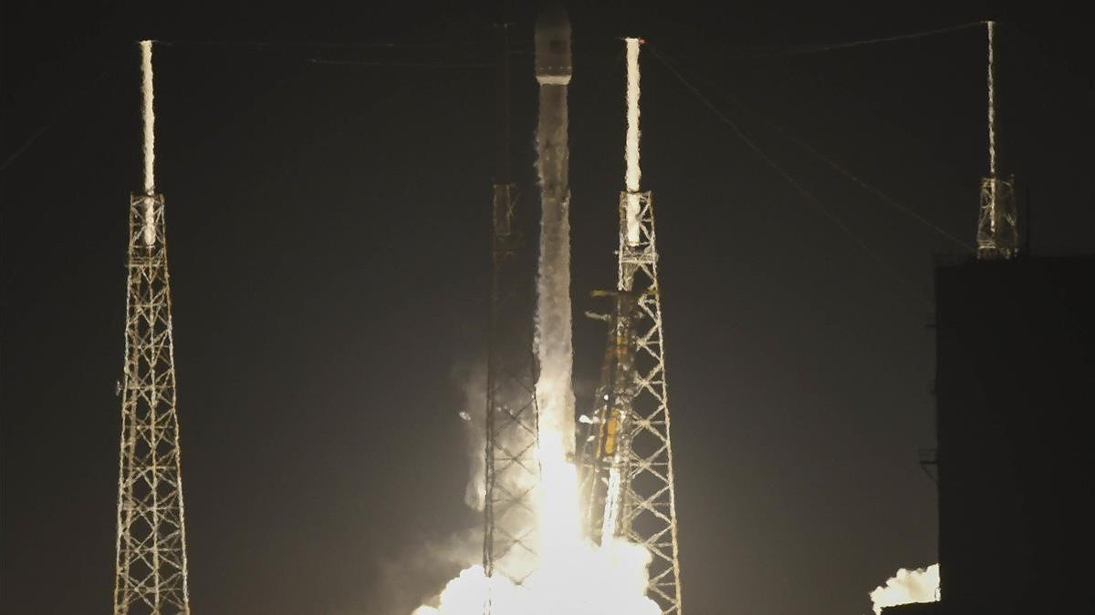Despegue del satélite espía Zuma, propulsado por un cohete de SpaceX, en Cabo Cañaveral