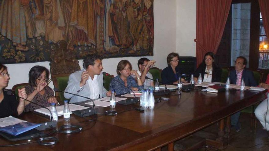 El equipo de Gobierno y el grupo de oposición votan durante un pleno del Ayuntamiento de Toro.