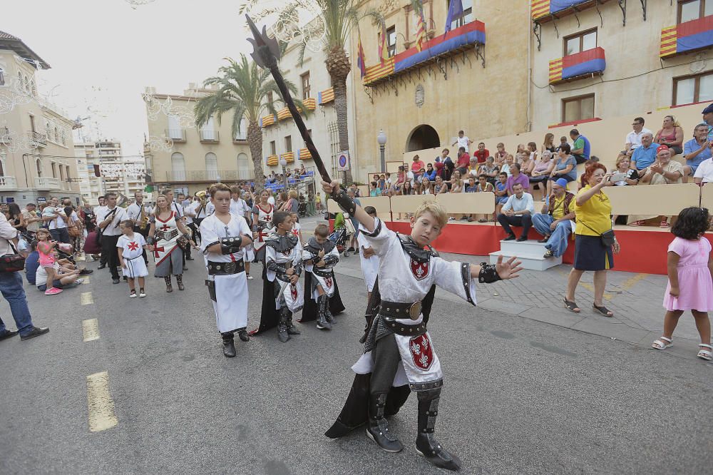 Los Moros y Cristianos reúnen a 350 niños en un desfile por las calles de Elche y la Gestora de Festejos Populares celebra una fiesta infantil en el Paseo de la Estación