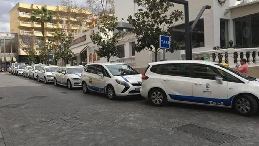 Taxis estacionados en una de las paradas del centro de Marbella.