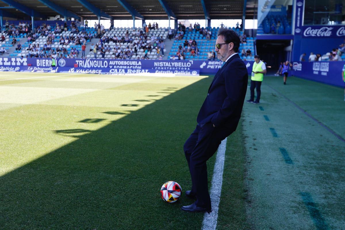 Monterrubio patea un balón en la previa del encuentro del Córdoba CF en El Toralín.