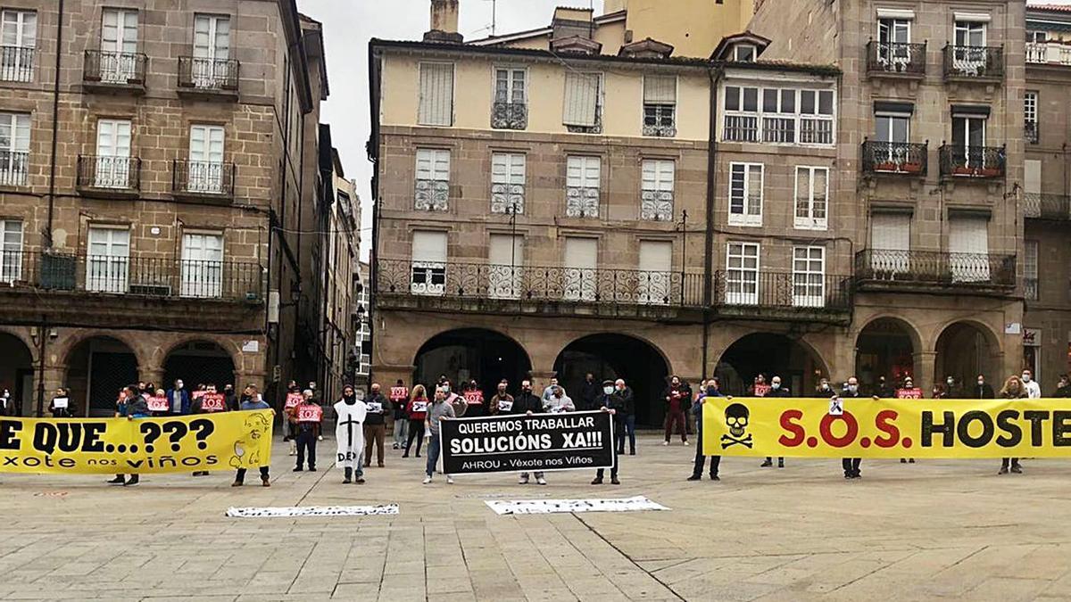 La hostelería, concentrada ayer en la Praza Maior, programa movilizaciones toda la semana. |   // FDV