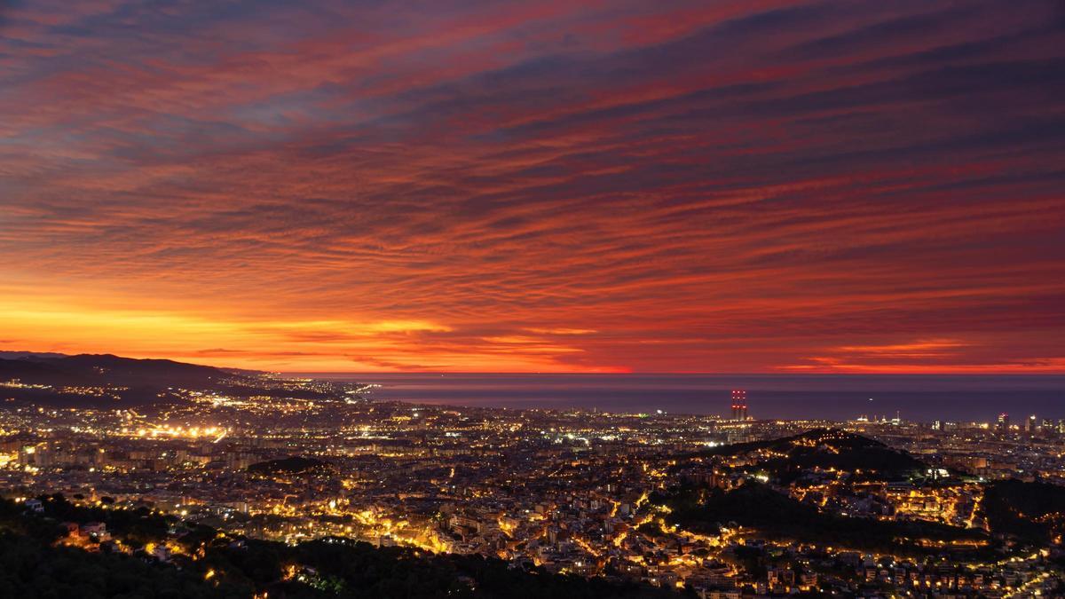 Salida del sol con el cielo rojizo en Barcelona, el 14 de septiembre del 2023 Salida del sol con el cielo rojizo en Barcelona, el 14 de septiembre del 2023