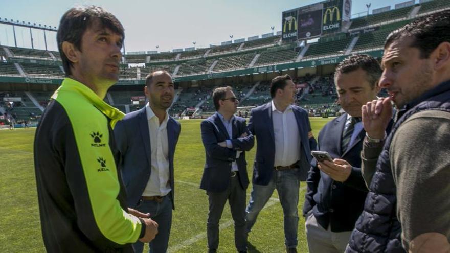 Pacheta, antes del partido, junto a Diego García, Mantecón, Ramón Segarra, Jorge Cordero y la delegado del equipo