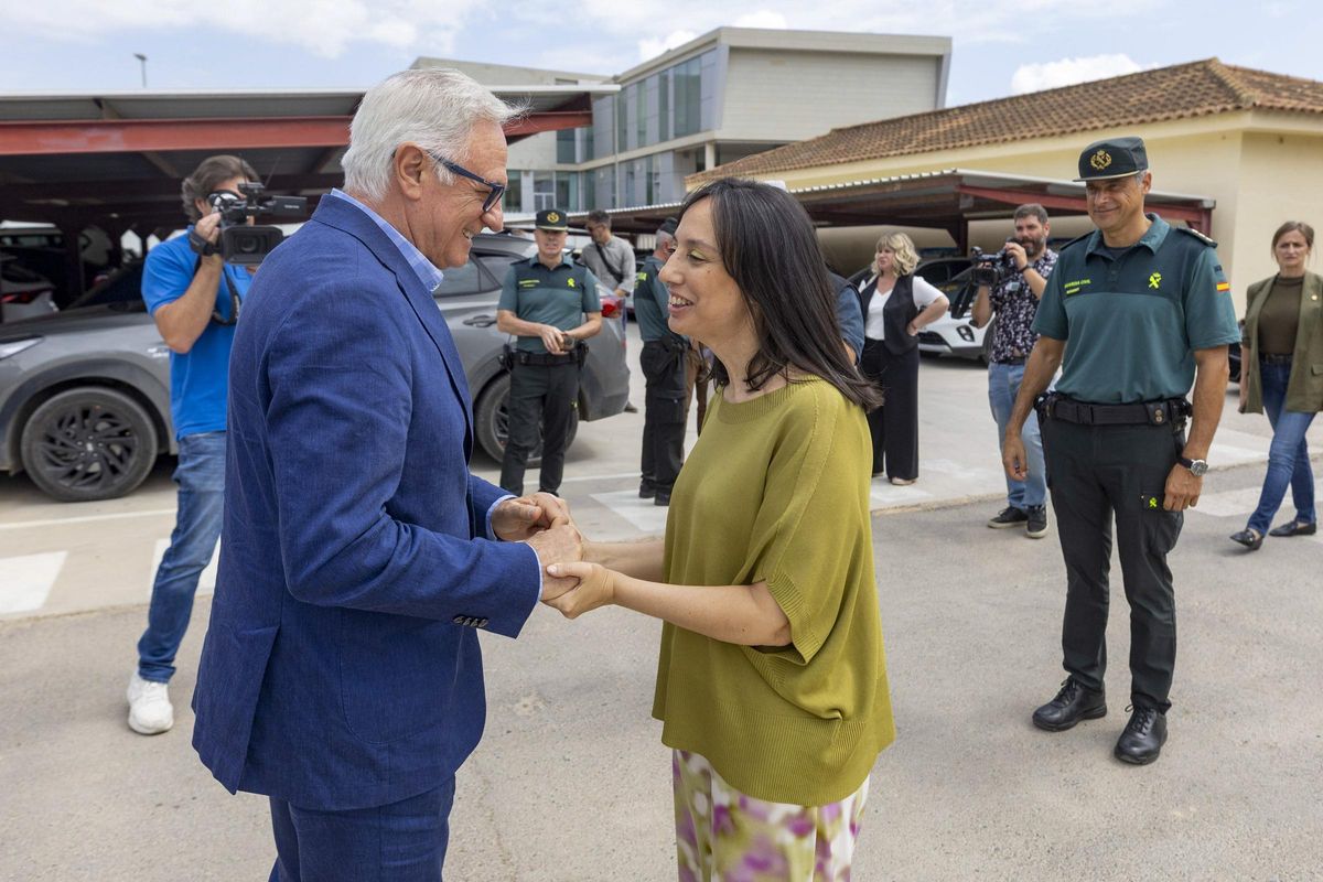La directora general de la Guardia Civil Mercedes González (d) saluda al alcalde de Torre Pacheco Pedro Ángel Roca (i), durante un momento de la visita que ha realizado este martes al cuartel de la guardia civil de Torre Pacheco.