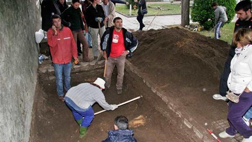 Arqueólogos y curiosos, ayer, en la fosa común del cementerio de Baiona