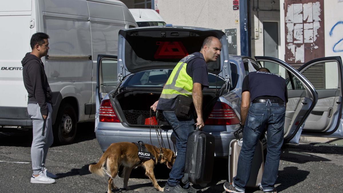 Una redada de la Policía en el barrio de Carrús, en una imagen de archivo