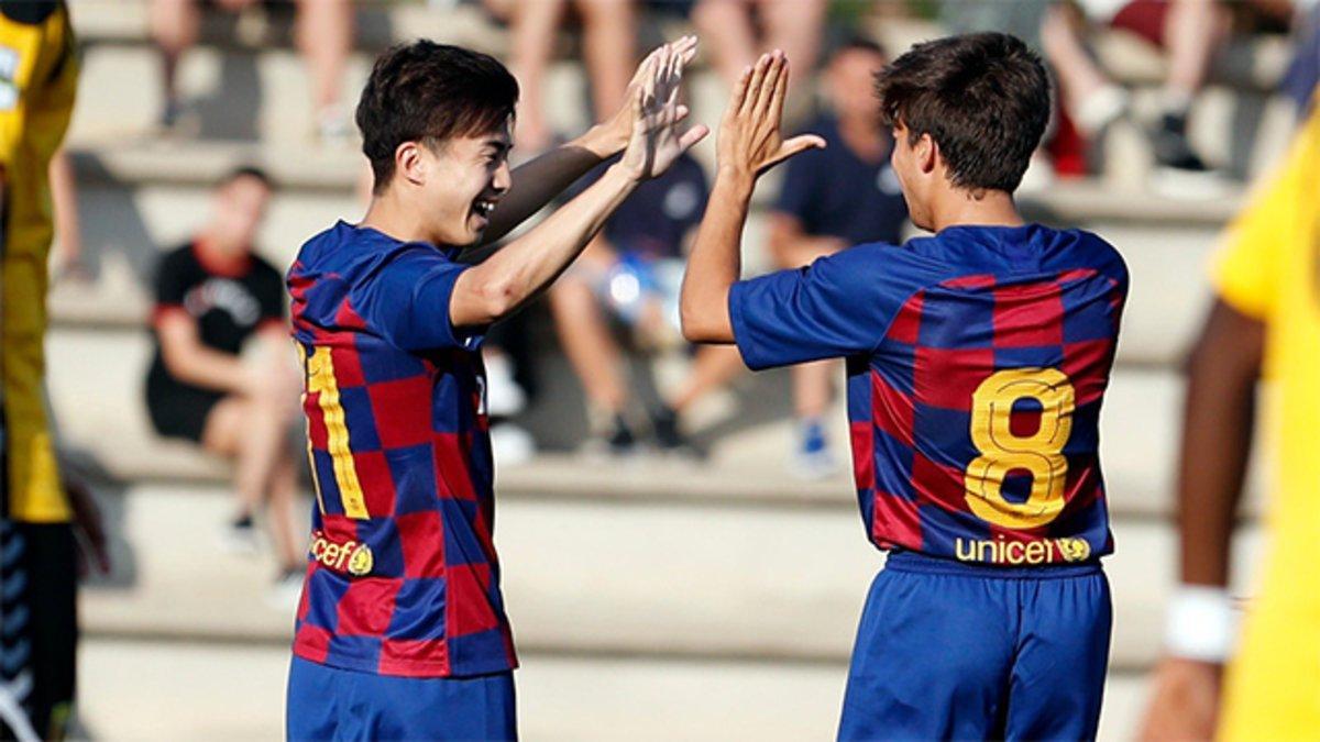 Hiroki Abe celebra su primer gol con el FC Barcelona B