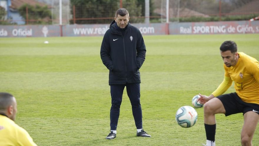 Djukic: &quot;No pongo los jugadores que dice la dirección deportiva, me juego mi pellejo&quot;