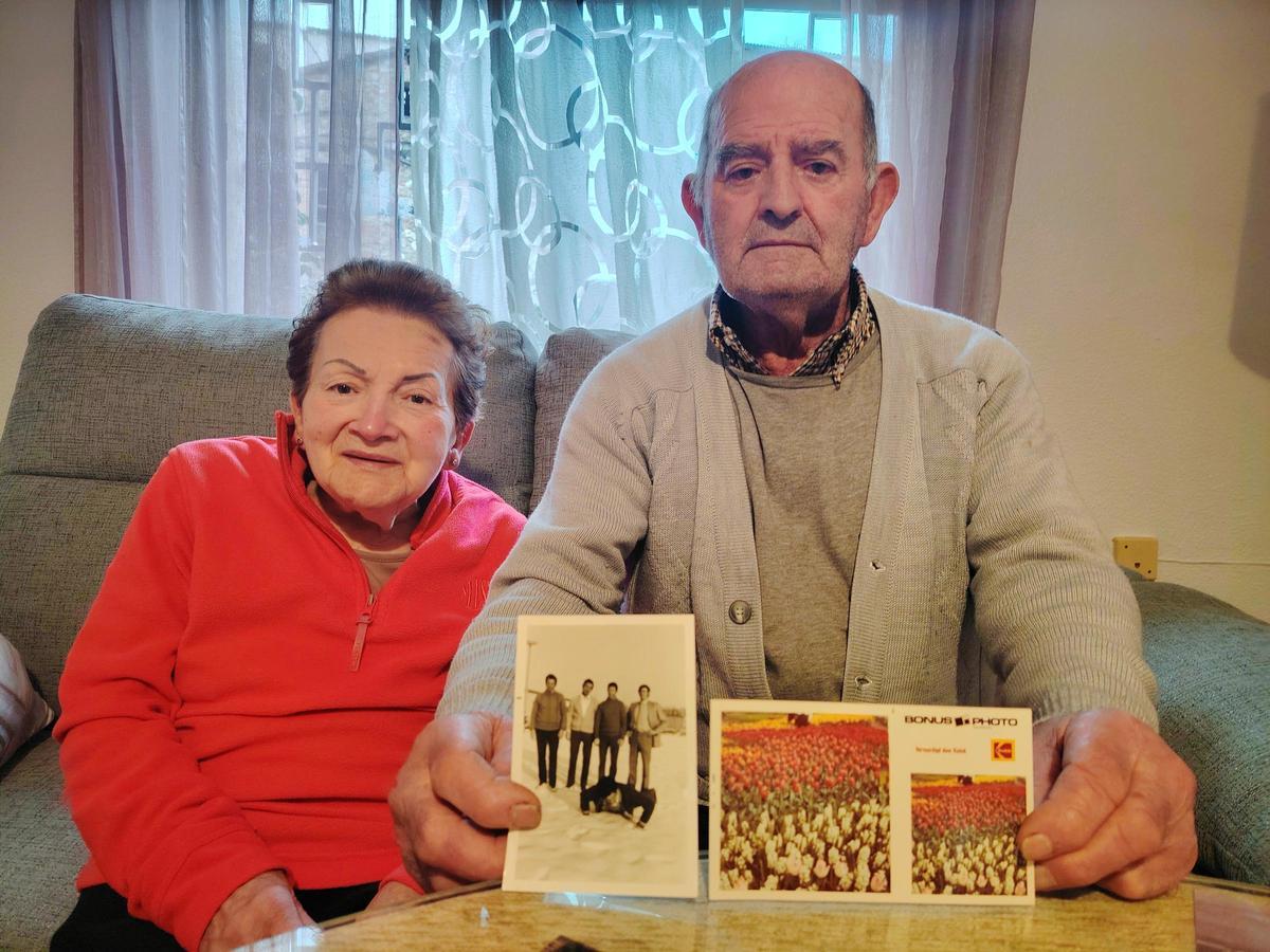 Isidra y Juan muestran fotos de su estancia en Holanda.