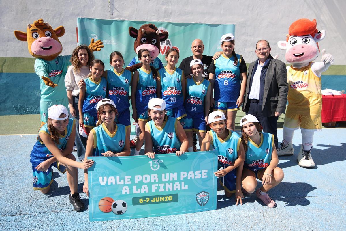 Las integrantes del Marbella 14 celebraron su triunfo en la competición femenina de baloncesto.