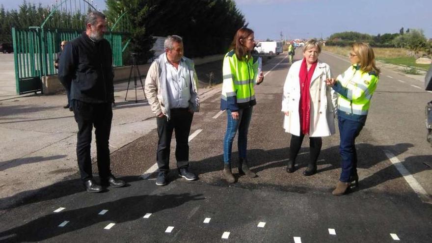 La presidenta de la Diputación, Mayte Martín Pozo, se interesa por el desarrollo de las obras.