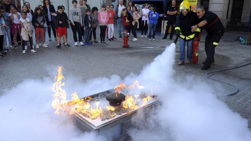 Simulacro en la plaza de María Pita durante la Semana de la Prevención de Incendios.