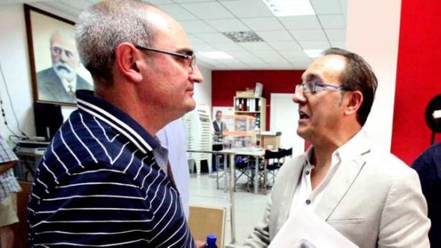 Conrado Hernández y Lorenzo Cervera se saludan ayer en la sede del PSOE.