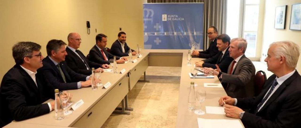 Rueda durante la reunión con los responsables de las pesqueras gallegas en Argentina.