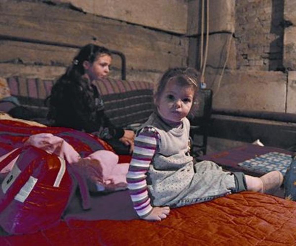 Nens al refugi del districte de Petrovski, a l’oest de Donetsk i només a dos quilòmetres del front.