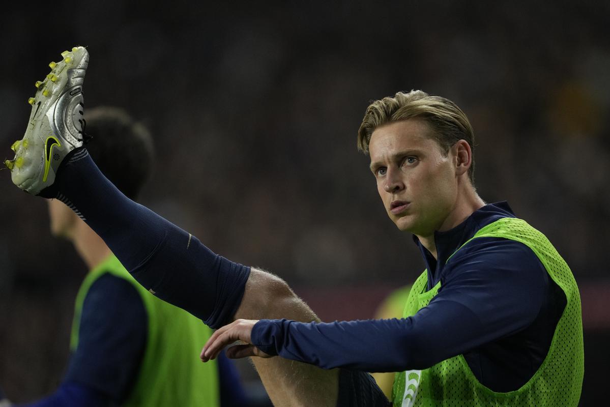 Frenkie de Jong, en el calentamiento del Barça-Sevilla