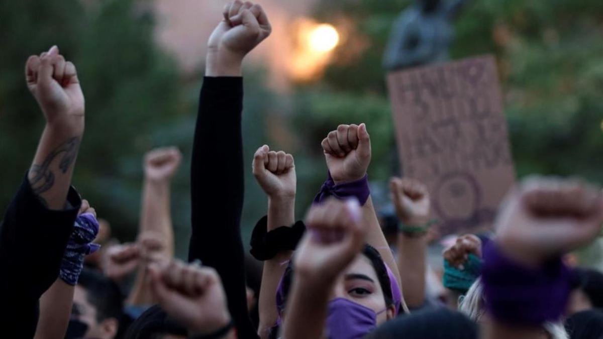 Un grupo de mujeres se manifiesta contra la violencia machista.