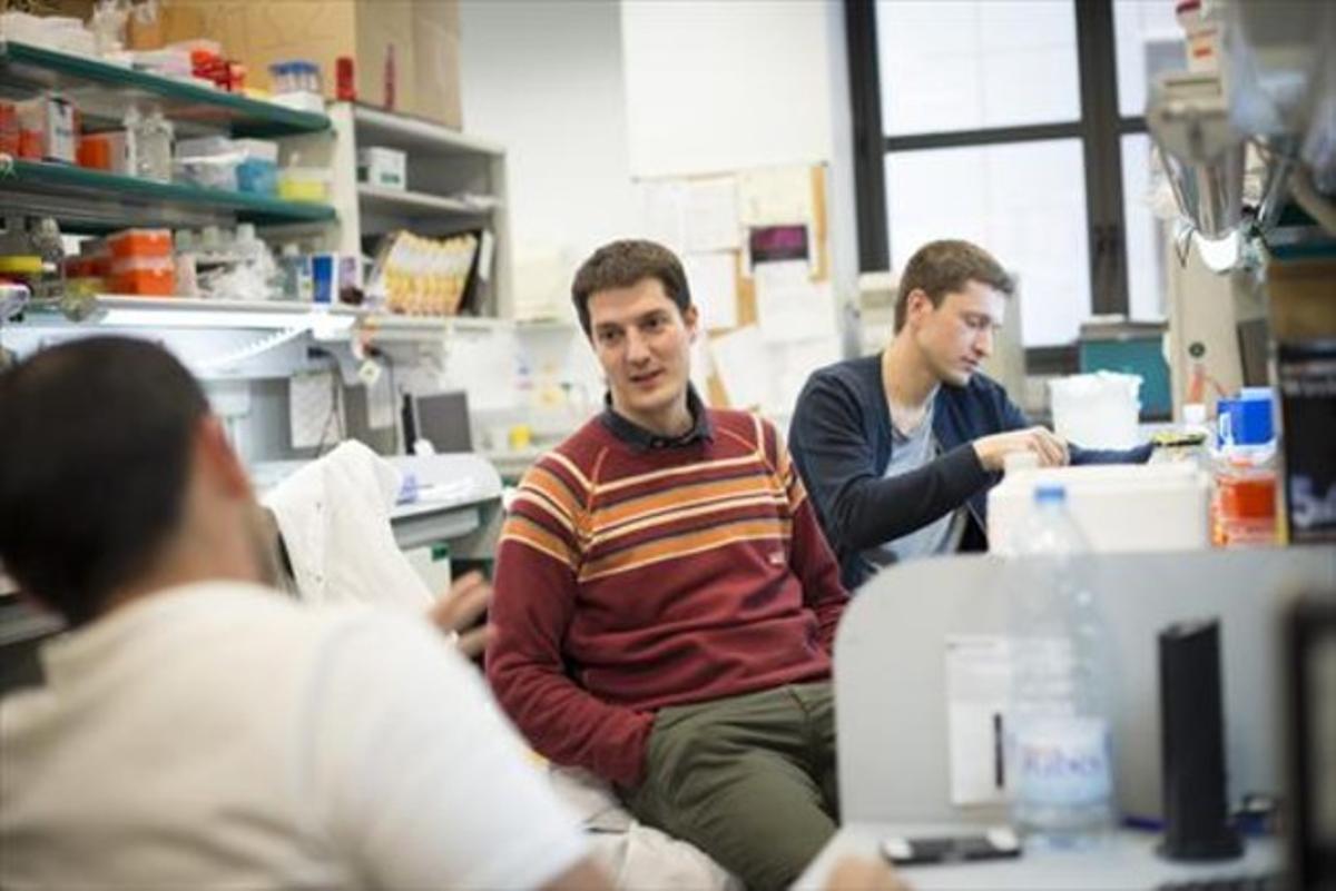 Roger Gomis, en el centro, investigador del IRB Barcelona.