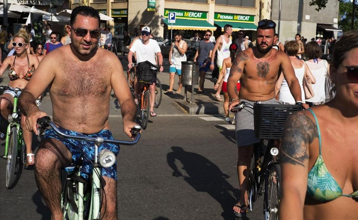 jgblanco39022608 22 6 2017 barcelona turistas sin camiseta por la ciudad barc170623140630