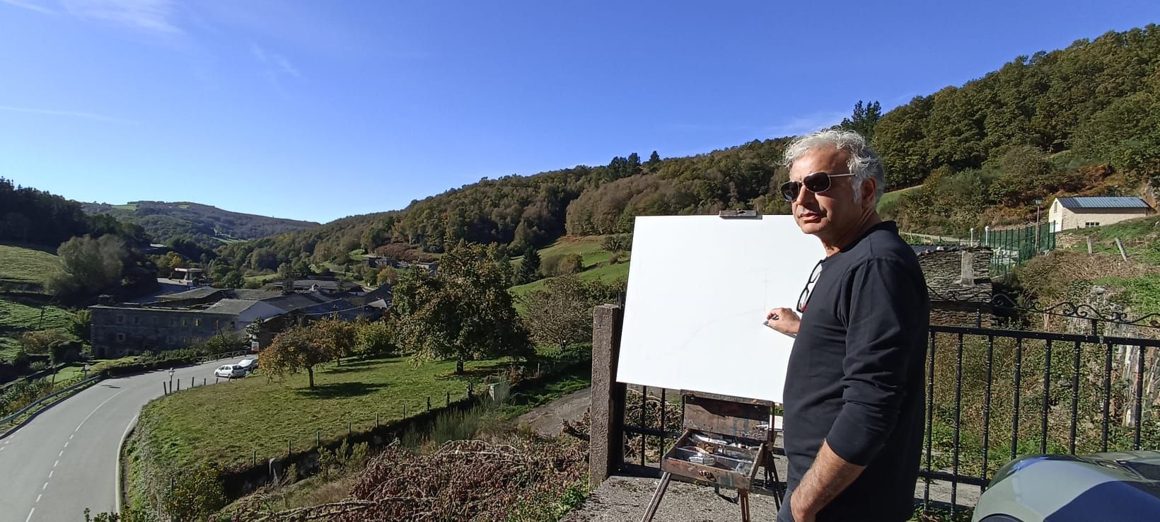 Rafael Dueñas, de León, haciendo una vista panorámica de Villanueva.