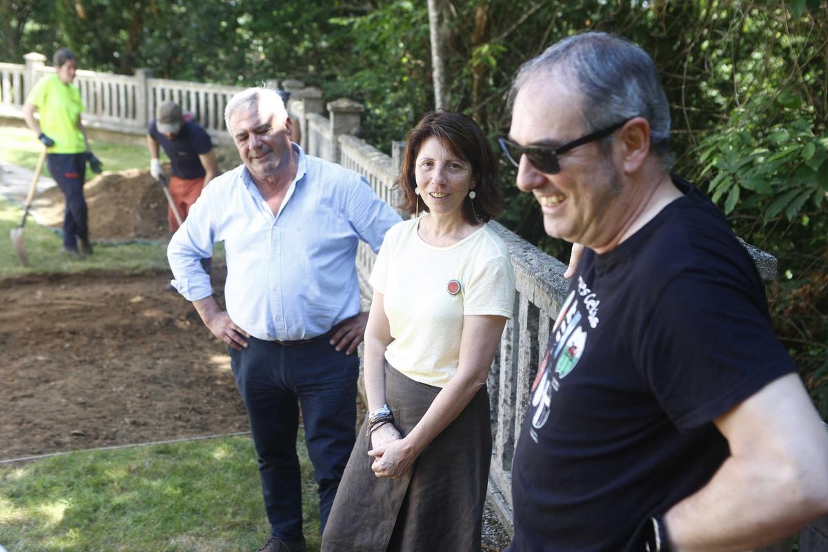 Lois Anxo Ferreiro con el alcalde y la diputada durante los trabajos de excavación.