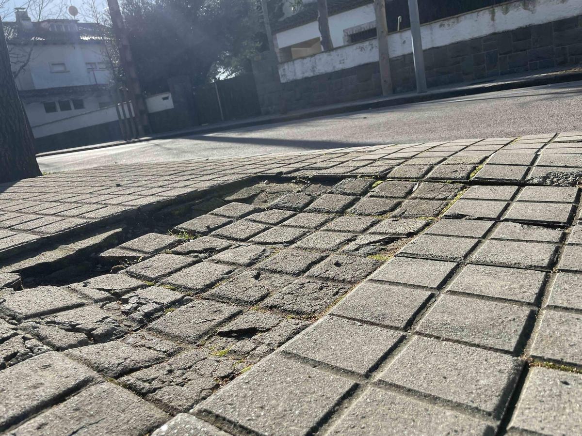 L'estat actual de la vorera d'aquest tram de carrer.