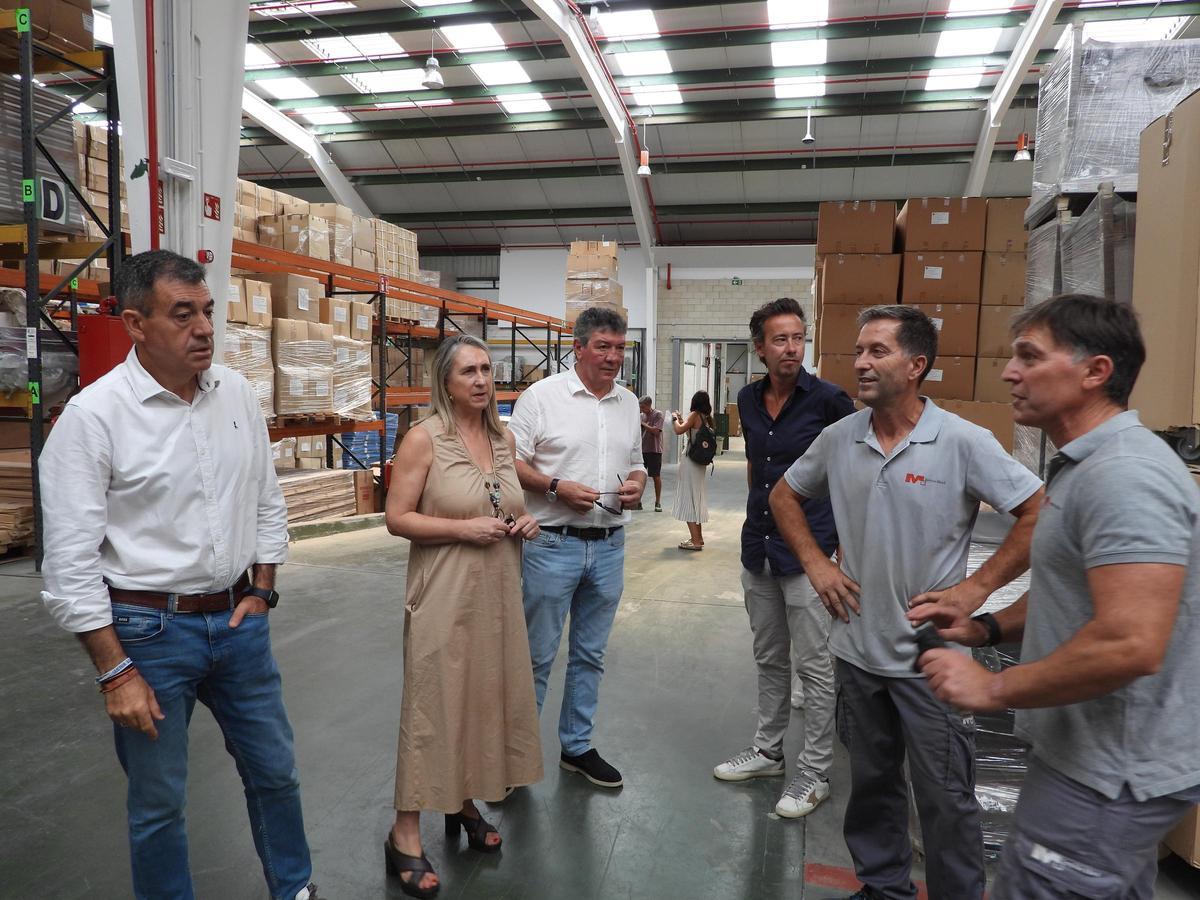 Las autoridades conversan con dos trabajadores del centro.JPG
