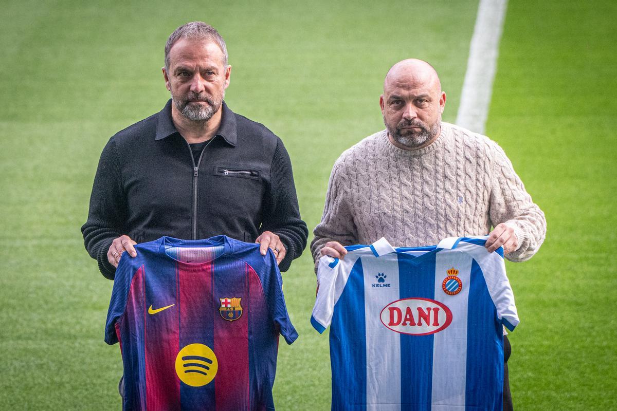 Hansi Flick y Manolo González, este viernes en el RCDE Stadium de Cornellà.