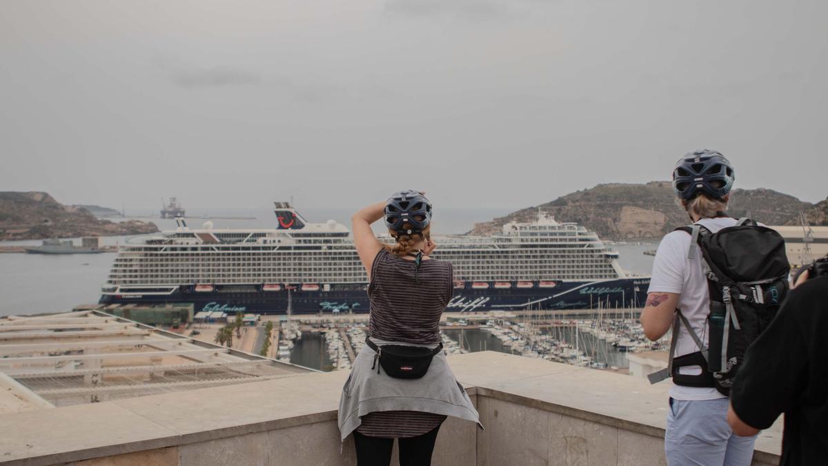 Atraca en Cartagena el primer crucero que viene a España tras la covid. Atraca en Cartagena el primer crucero que viene a España tras la covid.