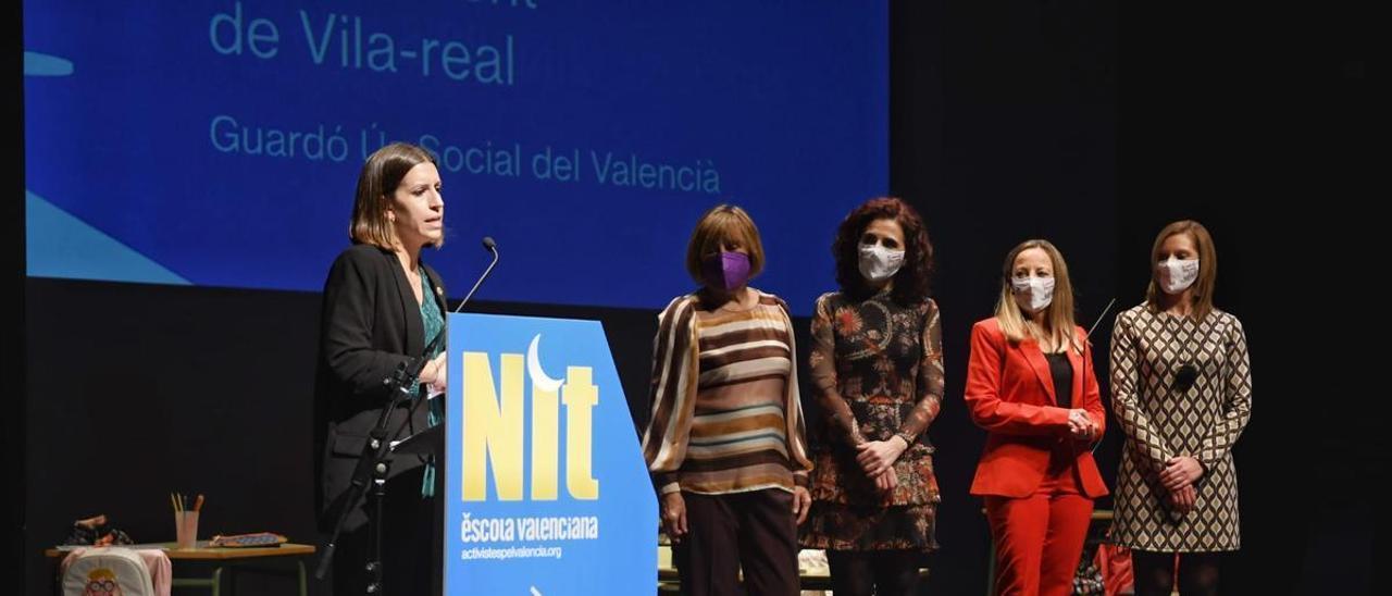 La edila del área, Noelia Samblás, recogió el galardón otorgado a la concejalía de Normalització Lingüística, acompañada por las tres técnicas del área, Carme Martí, Elena Chiva y Mònica Soler.