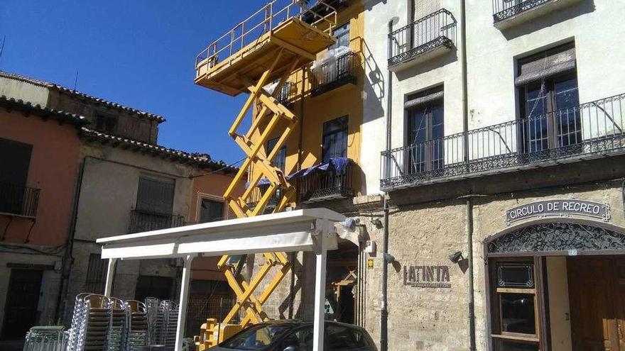 Fachada principal del Círculo de Recreo de Toro en la que se han iniciado los trabajos de pintura.