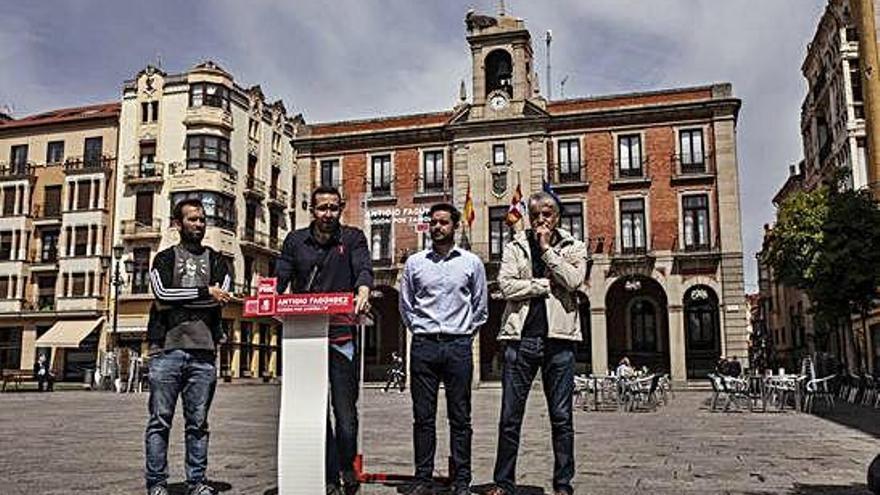 Iñaki Gómez interviene durante un acto del PSOE en la Plaza Mayor.