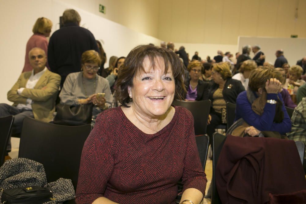 Decenas de profesores y alumnos del CEU, germen de la Universidad de Alicante, se reencuentran en un emotivo acto organizado en el campus.