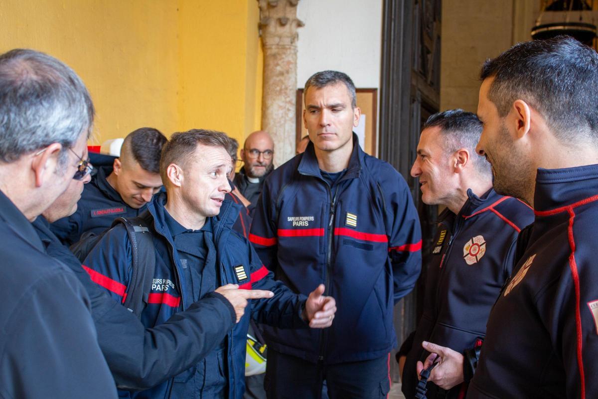 Bomberos de París, en su segunda visita a la Mezquita-Catedral de Córdoba para evaluar los sistemas de autoprotección puestos a prueba en el incendio del verano.