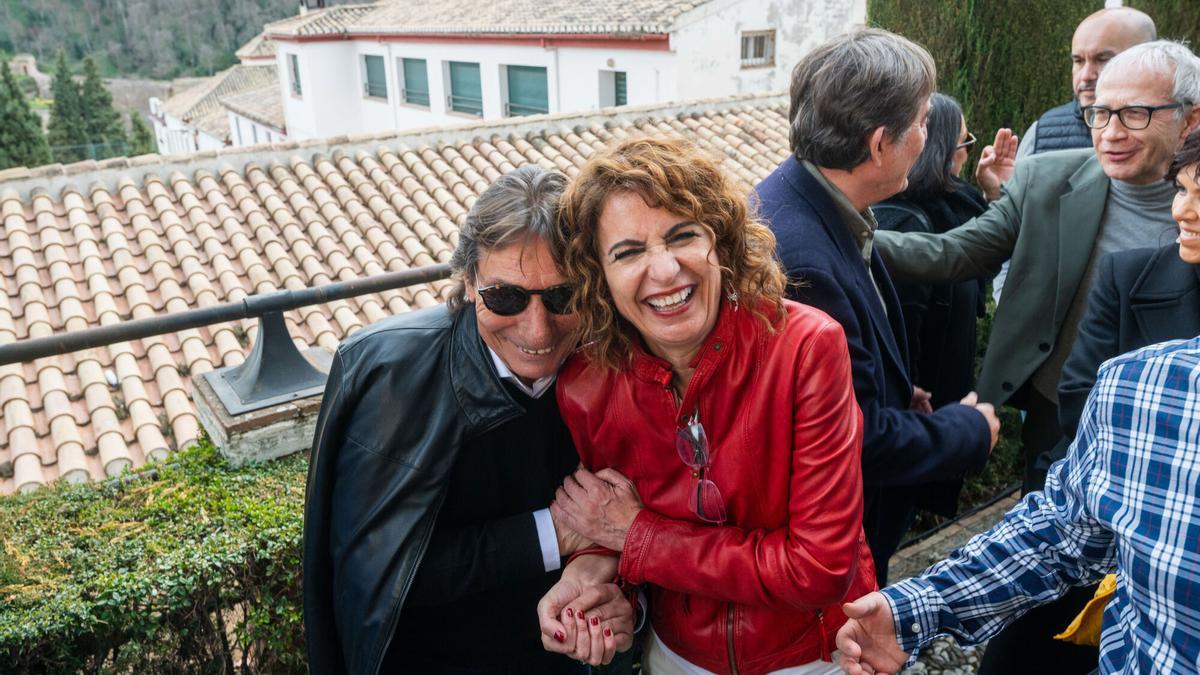 La secretaria general del PSOE-A, María Jesús Montero junto al cantante granadino "El Parrón" en Granada.