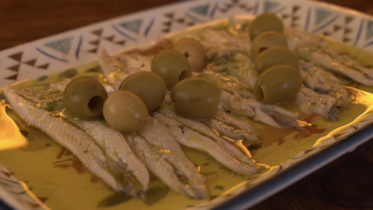 En el bar Campillo, Manu Urbano sirve clásicos, como los boquerones en vinagre.