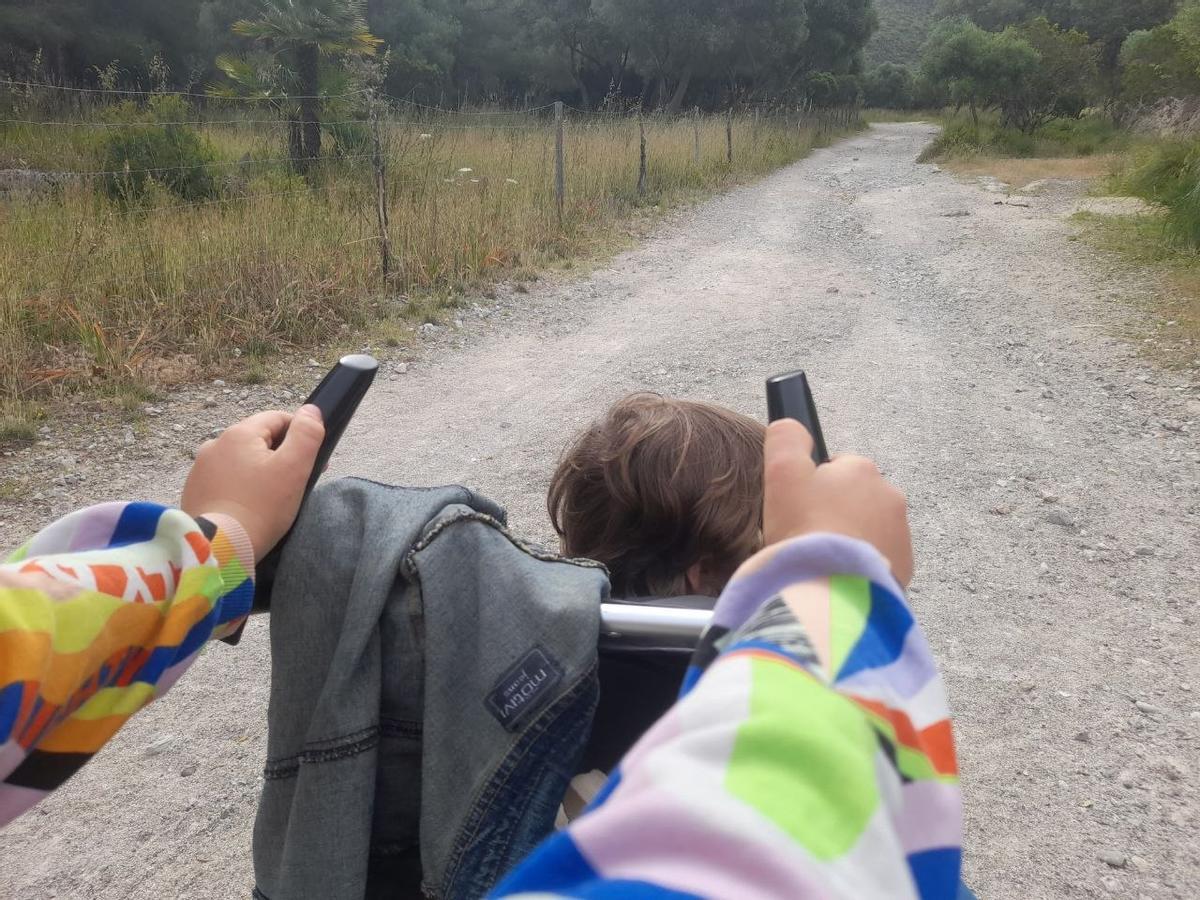 Zu Fuß ist der Anstieg leicht, mit Kinderwagen oder Rollstuhl dagegen erheblich