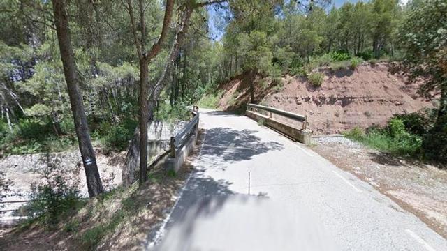 Una imatge de Google del pont del camí del Milord afectat per l'impacte d'una grua