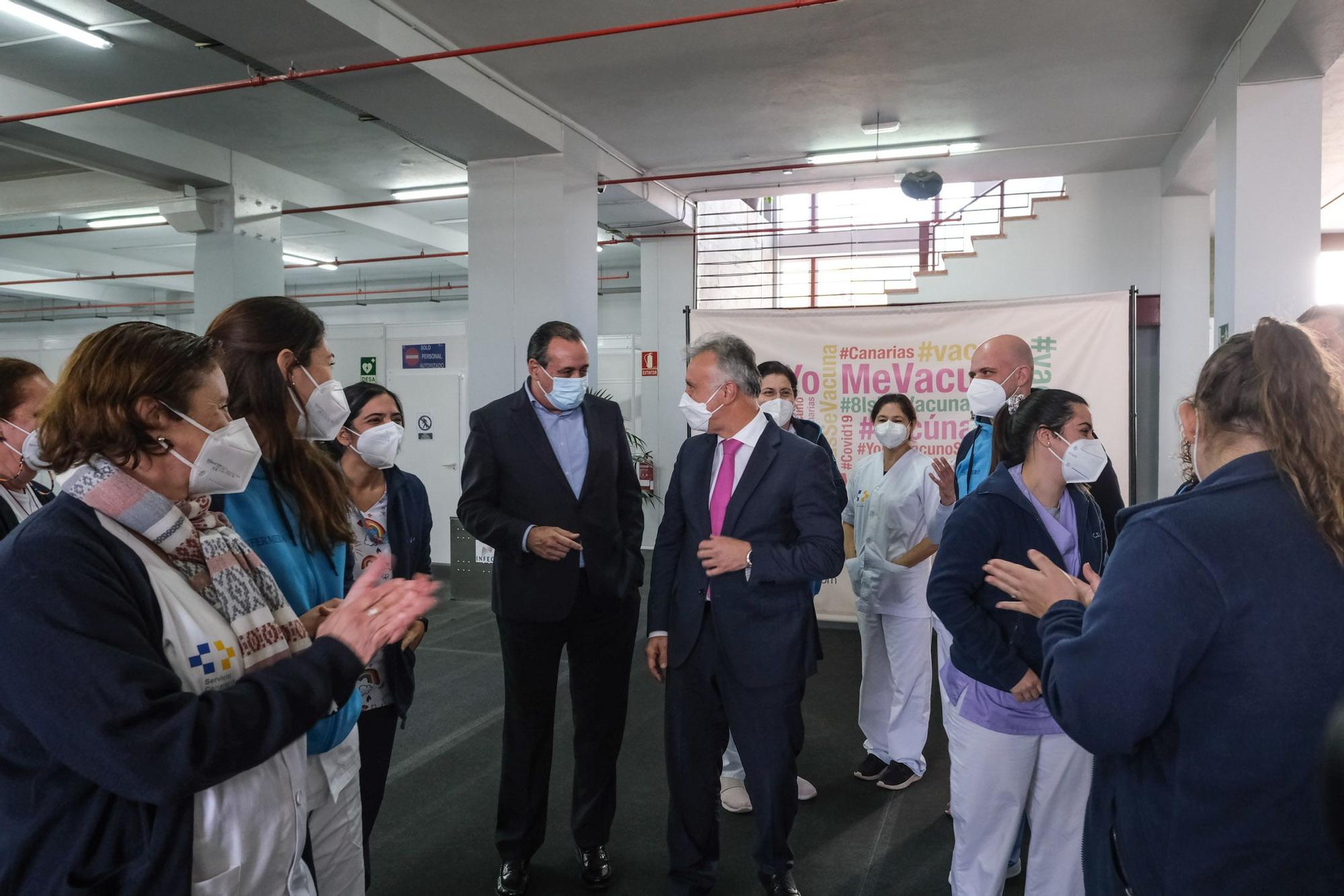 Ángel Víctor Torres y Blas Trujillo visitan el punto de vacunación de Infecar