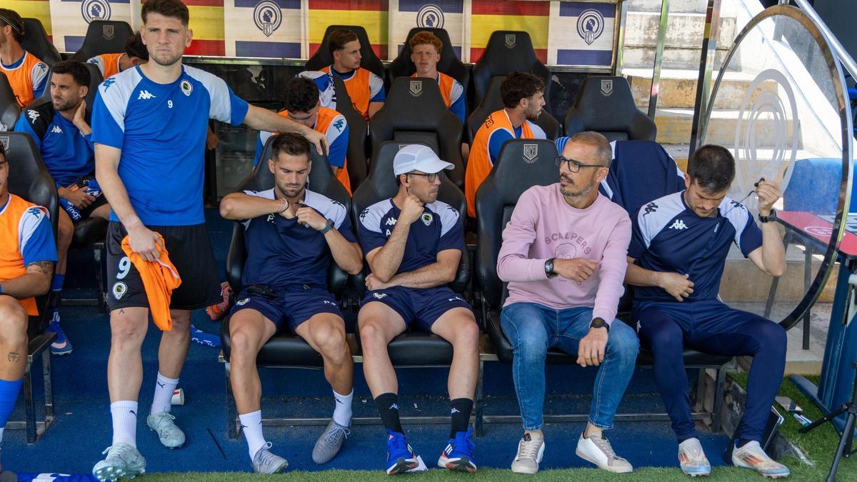 Banquillo del Hércules antes de un partido de liga en el Rico P´rez con Beto Company al frente.