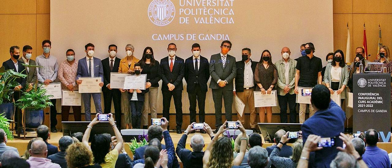 Premios Fin de Grado   Reconocimiento al talento en un curso difícil por la pandemia | ÀLEX OLTRA