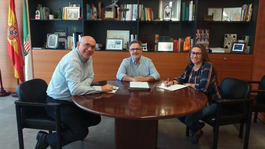 Reunión del alcalde, el presidente de las Hermandades y la edil de Fiestas.