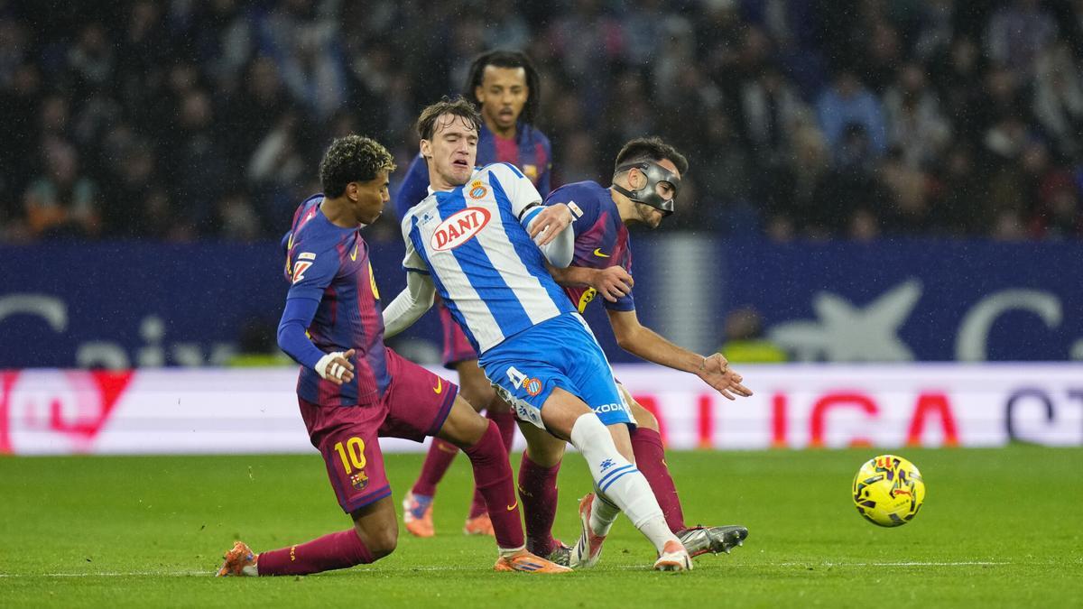 Lamine Yamal lucha con Urko Gonzalez durante el partido
