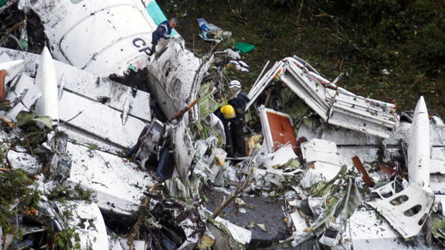 El avión accidentado en Colombia impactó contra un cerro y se desintegró