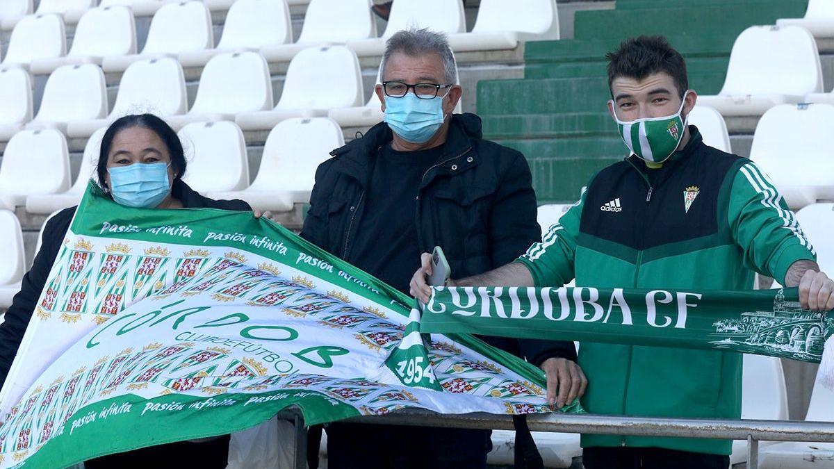 Aficionados del Córdoba CF en la grada de El Arcángel.