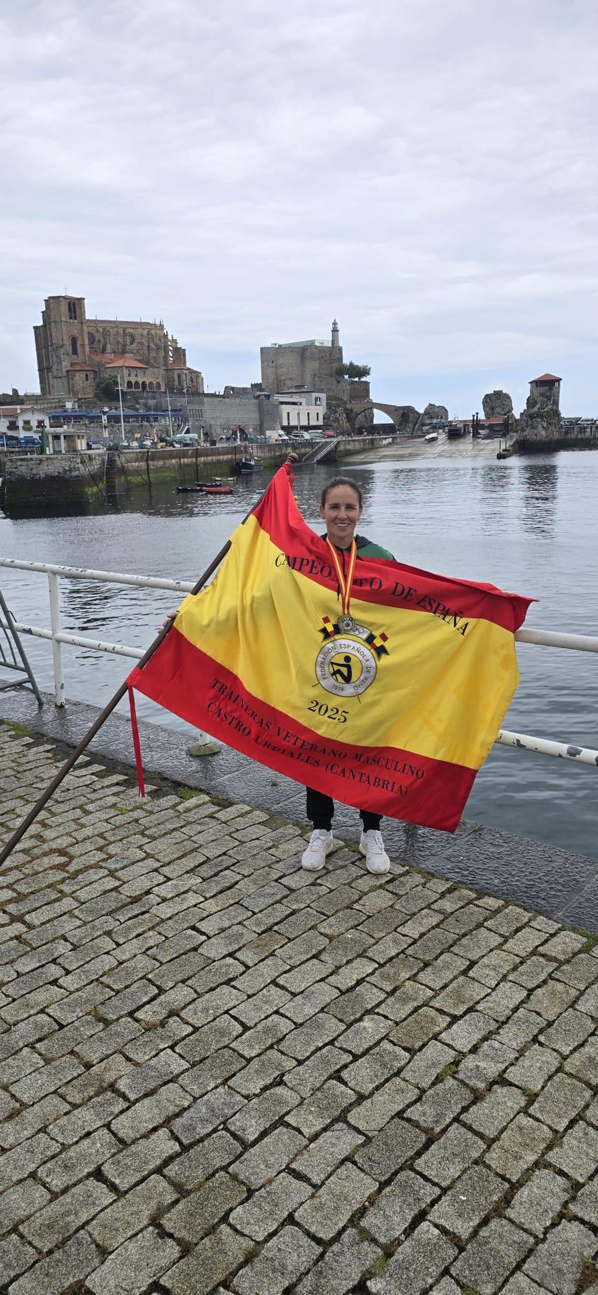Sonia Boubeta en Castro Urdiales con su medalla de campeona de España en veteranos con Samertolaméu.